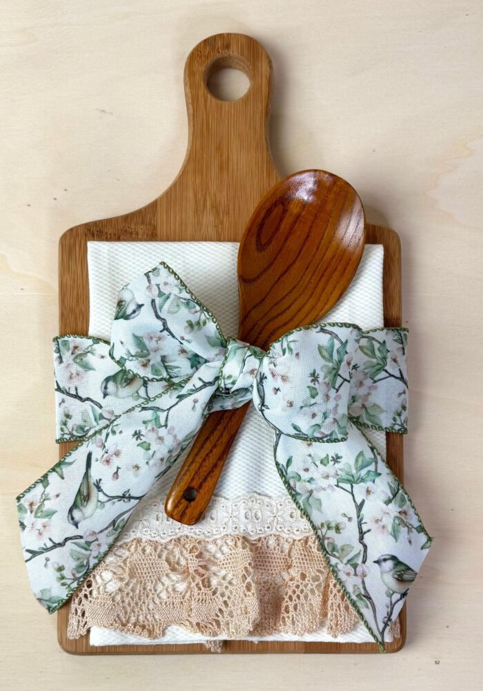Gift Set - Cutting Board & Beige Vintage Kitchen Towel