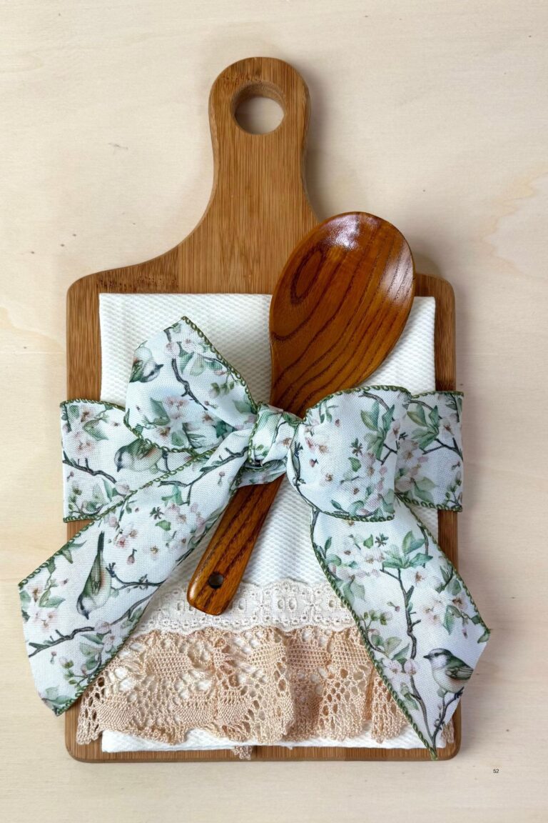 Gift Set - Cutting Board & Beige Vintage Kitchen Towel