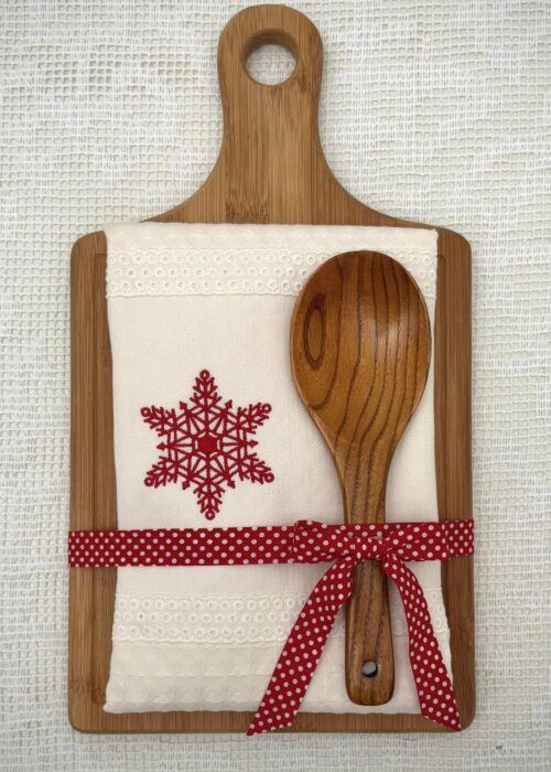 Christmas kitchen gift set - cutting board red star embroidered cloth – festive kitchen gift with wooden cutting board and red star embroidered cotton towel, handmade in Portugal.
