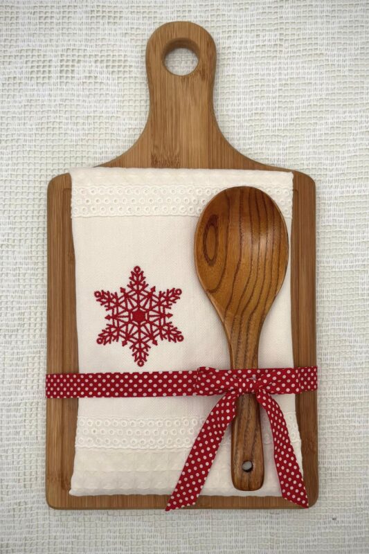 Christmas kitchen gift set - cutting board red star embroidered cloth – festive kitchen gift with wooden cutting board and red star embroidered cotton towel, handmade in Portugal.